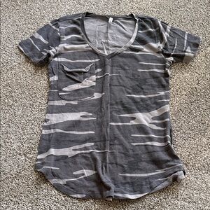 Women’s Z Supply v neck camo t shirt XS